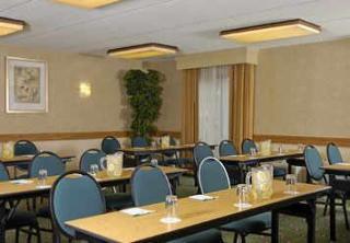 Courtyard By Marriott East/park Avenue Hotel