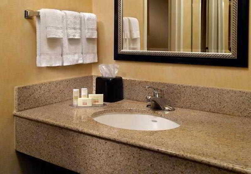 Courtyard By Marriott East/park Avenue