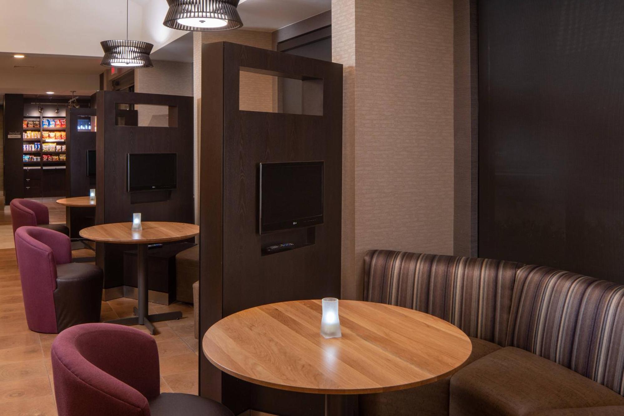 Courtyard By Marriott East/park Avenue Hotel
