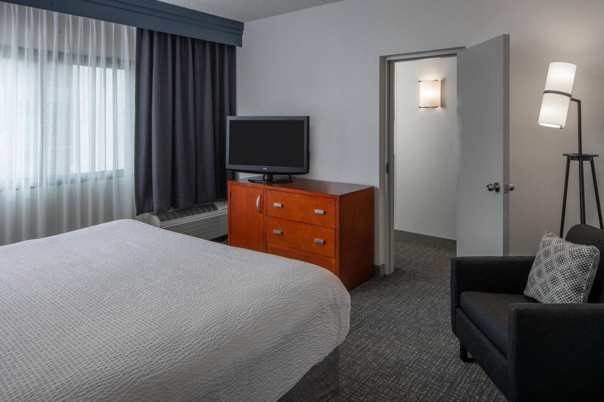 Courtyard By Marriott East/park Avenue