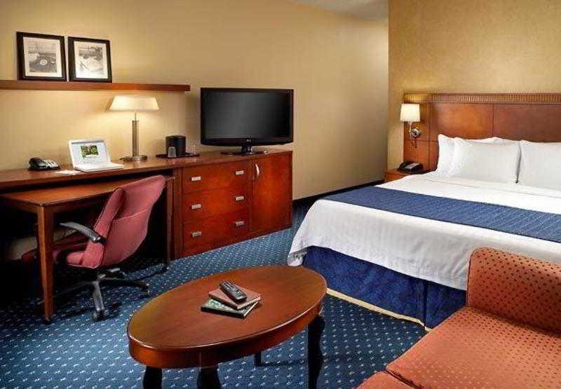 Courtyard By Marriott East/park Avenue Hotel